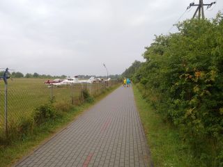 Szliśmy taką ścieżką rowerową – tutaj z tyłu niewielkie niedobitki pielgrzymki ;-)